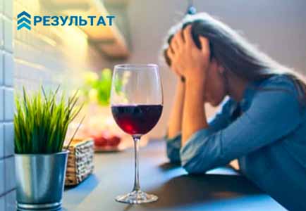 Пьяная девушка на кухне