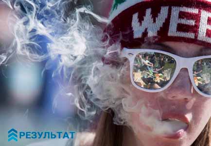 Девушка выдыхает дым марихуаны